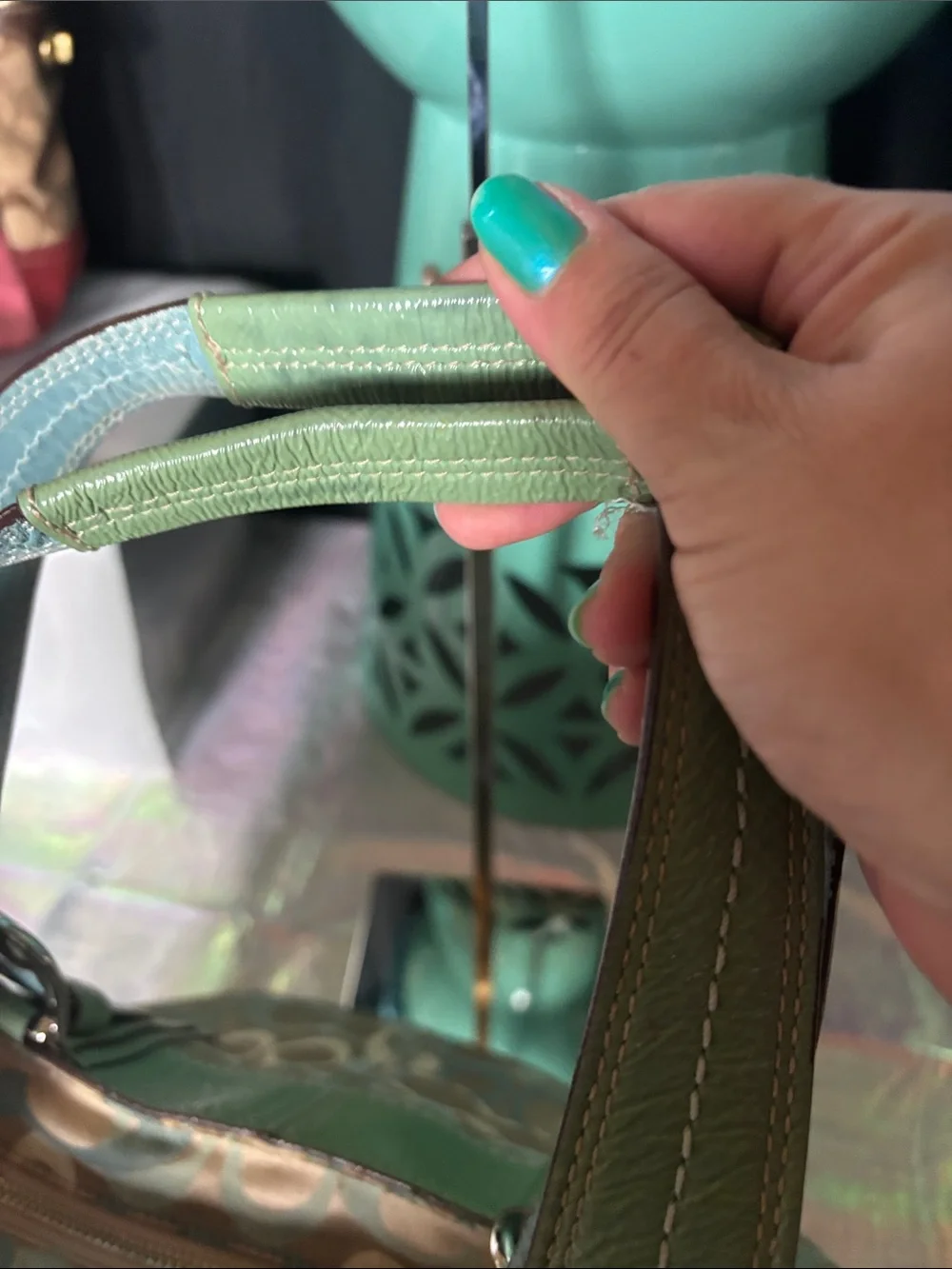 coach signature c with patent leather trim bag - Picture 3 of 3